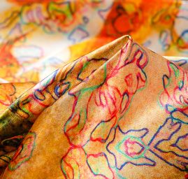 Atlas motiv fragmenty květin a listů zelená/skořicová