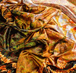 Atlas motiv fragmenty květin a listů zelená/skořicová