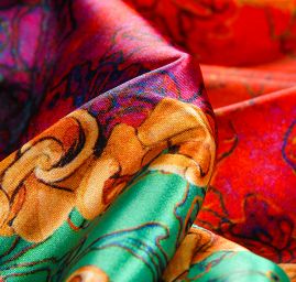 Atlas motiv fragmenty květin a listů červená/zelená