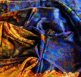 Atlas motiv fragmenty květin a listů fialová/khaki