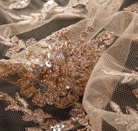 Krajka výšivka na tylu s korálky rokajlem béžovohnědá