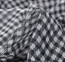 Pletenina jemná vzor kostky černobílá