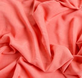 Viskozová šatová látka jemná pastel červené barvy