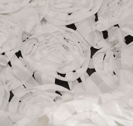 Efektní tkanina stužková aplikace růže bílá