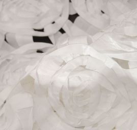 Efektní tkanina stužková aplikace růže bílá