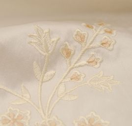 Vyšívaný šantung smetanový s květy