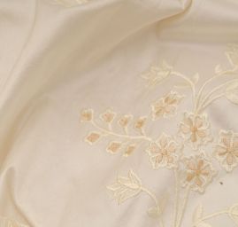 Vyšívaný šantung smetanový s květy