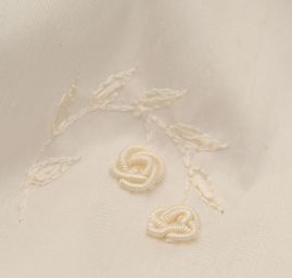 Vyšívaný šantung drobné květy smetanový