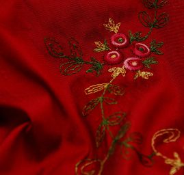 Vyšívaný šantung vínový s květy