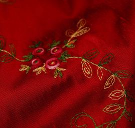 Vyšívaný šantung vínový s květy