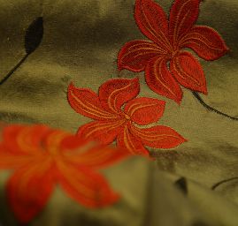 Vyšívaný šantug olivový s květy