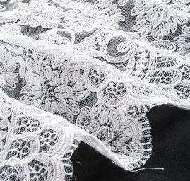 Krajka výšivka na tylu bílá květinový vzor