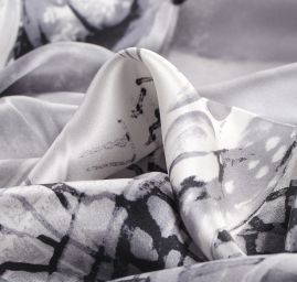 Hedvábný satén vzor motýl 