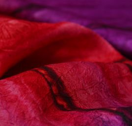 Batika kreš satén červeno-fialová