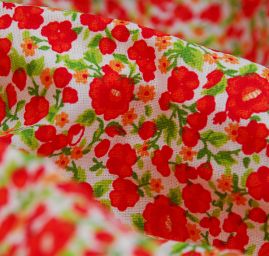 Bavlněná látka tisk kytičkový motiv červená