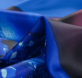 Imitace hedvábí pružný atlas Dámy v modrém 