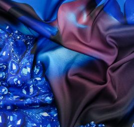 Imitace hedvábí pružný atlas Dámy v modrém 