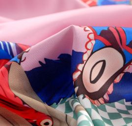 Imitace hedvábí pružný atlas Retro Birds růžová