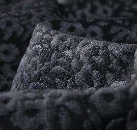 Efektní žakárová látka motiv drobných květů černá/šedá