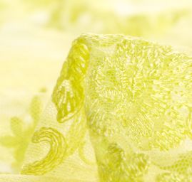 Krajka na jemném tylu se vzorem květů zelená