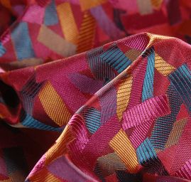 Brokát geometrický motiv fialový