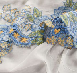 Bavlněná letní látka s výšivkou bílá/světle modrá