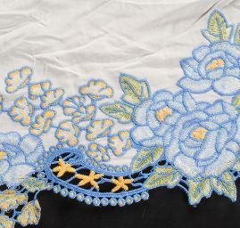 Bavlněná letní látka s výšivkou bílá/světle modrá