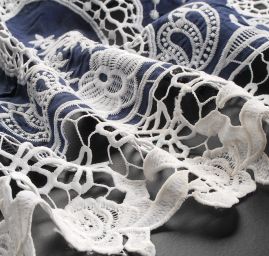 Bavlněné plátno s bordurovou výšivkou rišelie a krajkou modrá