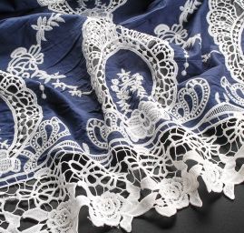 Bavlněné plátno s bordurovou výšivkou rišelie a krajkou modrá