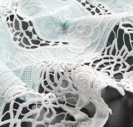 Bavlněné plátno s bordurovou výšivkou rišelie a krajkou zmint zelená