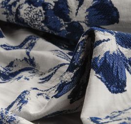 Žakárová látka květinový vzor modrobílá