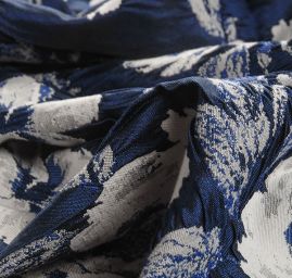 Žakárová látka květinový vzor modrobílá