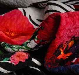 Pletenina plastický vzor tisk květy pruhy černá