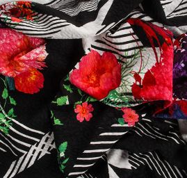 Pletenina plastický vzor tisk květy pruhy černá