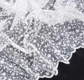 Krajka plastická výšivka drobná na tylu bílé barvy