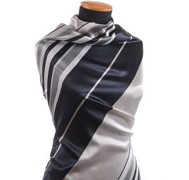 Satén tisk šikmé pruhy černošedý 