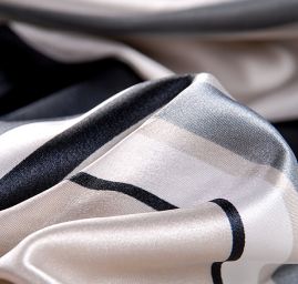 Satén tisk šikmé pruhy černošedý