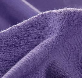 Efektní úplet s plastickým motivem fialový