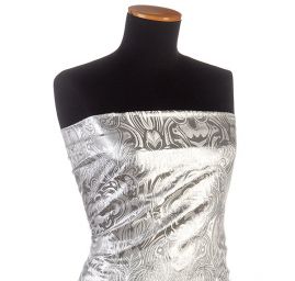 Efektní brokát hlavicový vzor bílostříbrné barvy