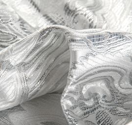 Efektní brokát hlavicový vzor bílostříbrné barvy