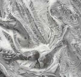 Efektní brokát hlavicový vzor bílostříbrné barvy