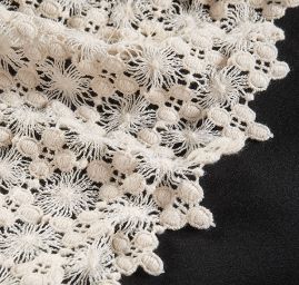 Krajka hrubá drobný květinový vzor smetanová