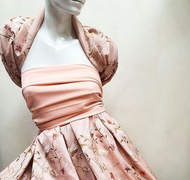 Vyšívaný taft s květy pastel růžová