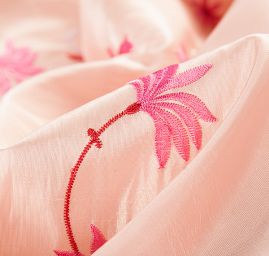 Vyšívaný taft s pruhy z květů pastel růžový