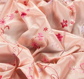 Vyšívaný taft s pruhy z květů pastel růžový