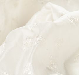 Vyšívaný taft drobný květinový vzor slonová kost