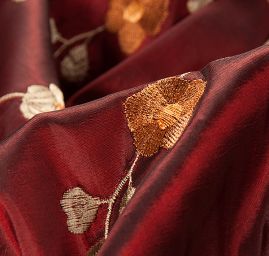 Vyšívaný taft drobné pnoucí se květy vínový