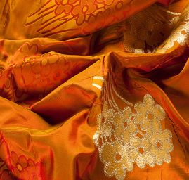 Taft hladký květinový zlatý vzor šanžán červeno/zlatý