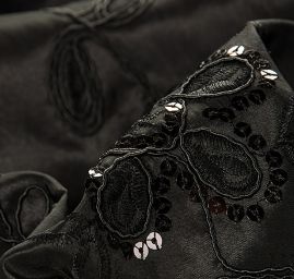 Taft s aplikacemi a výšivkou černý