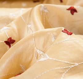 Vyšívaný taft drobný květinový vzor béžová/vínová